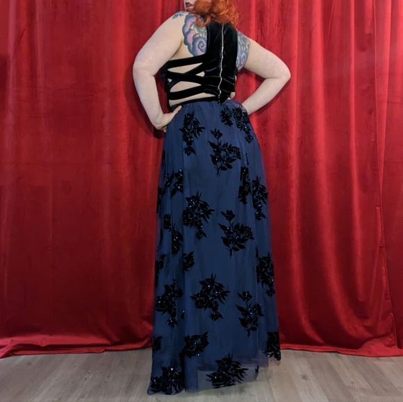 Two-piece black velvet and blue tulle prom dress by Blondie Nites - size 7 - Picture 3 of 9